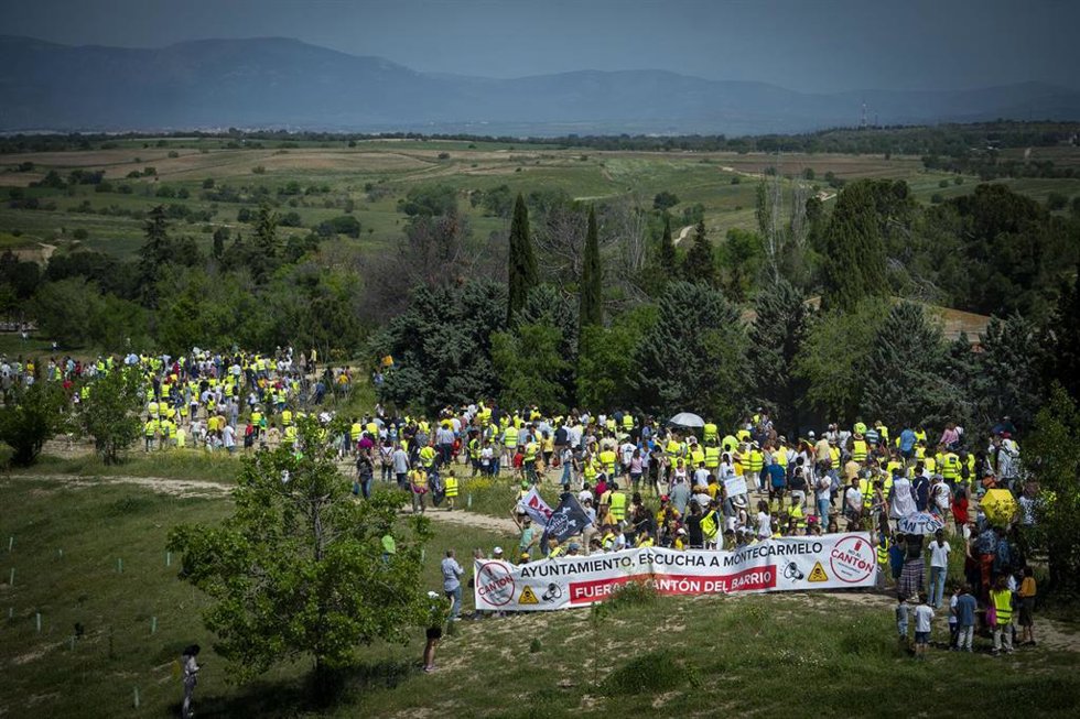 Archivo - Manifestantes con pancartas durante la protesta para exigir al Ayuntamiento que construya su cantón lejos de colegios y viviendas, a 14 de abril de 2024, en Madrid (España). 
