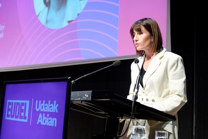 La presidenta de Eudel y alcaldesa de Derio, Esther Apraiz