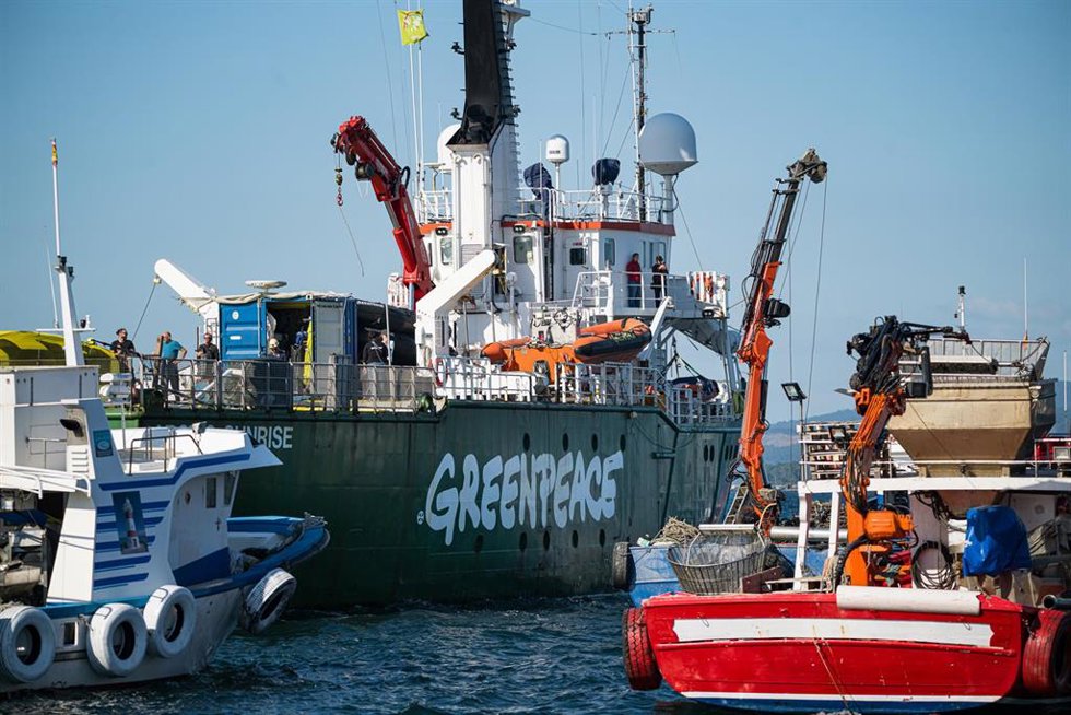 El barco de Greenpeace, Arctic Sunrise, a 12 de junio de 2024, a su llegada a la Ría de Arousa, A Coruña, Galicia (España). La Plataforma en Defensa de la Ría de Arousa ha organizado una manifestación marítima para acompañar la entrada del buque Arctic