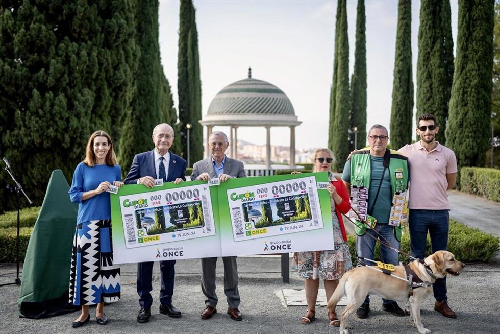 El alcalde, Francisco de la Torre, y la edilde Sostenibilidad Medioambiental, Penélope Gómez, presentan el cupón junto el director de la ONCE en Málaga, José Miguel Luque, y la vicepresidenta del Consejo Territorial ONCE, Leonor Basallote.