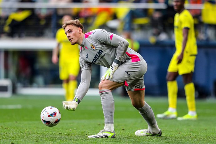 Archivo - Filip Jorgensen of Villarreal in action during the spanish league, La Liga EA Sports, football match played between Villarreal CF and Valencia CF at Estadio de la Ceramica on March 17, 2024, in Villarreal, Spain.