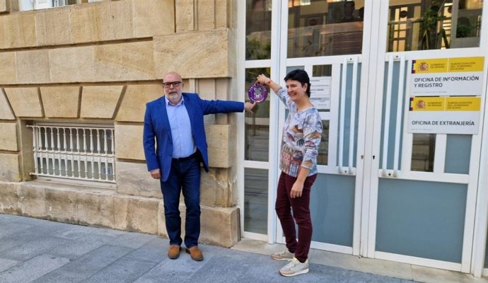 El subdelegado del Gobierno en Soria, Miguel Latorre, y la responsable de la Unidad de Violencia Contra la Mujer,  Maite Lerma, en el nuevo Punto Violeta