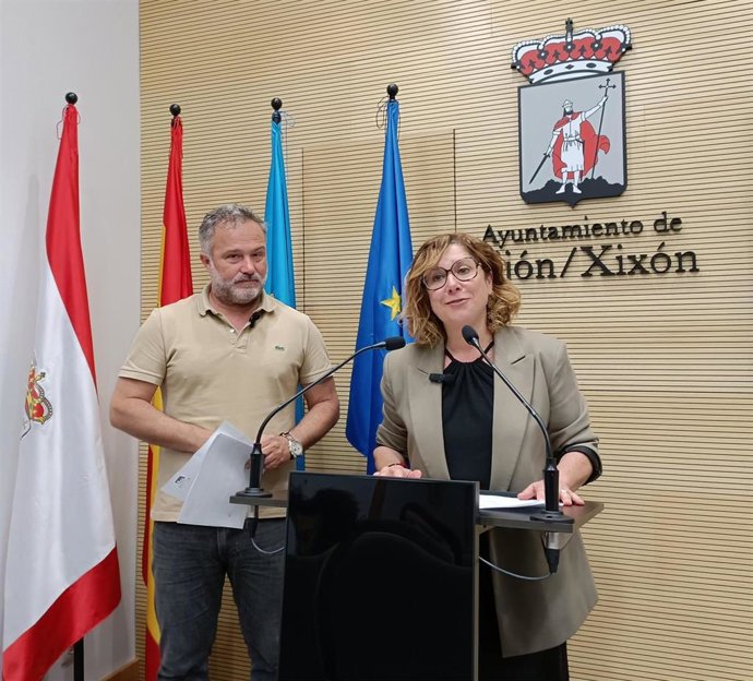 Los concejales del Grupo Municipal Socialista del Ayuntamiento de Gijón Carmen Eva Pérez Ordieres y Jacobo López, en rueda de prensa en el Consistorio gijonés.