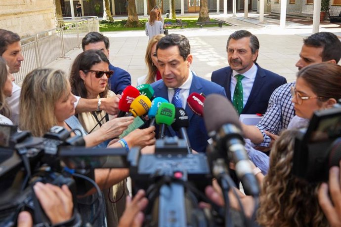 El presidente de la Junta de Andalucía, Juanma Moreno, atiende a los medios en el Parlamento.