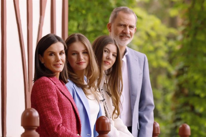 (I-D) La Reina Letizia; la Princesa Leonor; la infanta Sofía y el Rey Felipe posan en los alrededores del Palacio Real, Madrid (España)