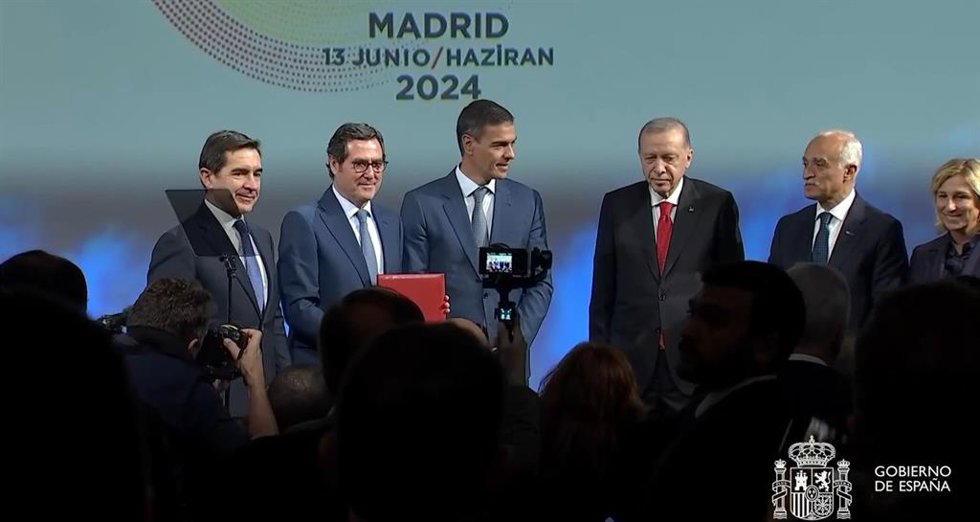 De izquierda a derecha: Carlos Torres Vila, presidente del BBVA; Antonio Garamendi, presidente de la CEOE; Pedro Sánchez, presidente del Gobierno de España; Recep Tayyip Erdogan, presidente de la República Islámica de Turquía