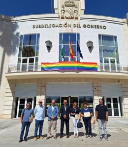 El subdelegado en Jaén, Manuel Fernández, junto a los responsables de las asociaciones que han participado en la jornada de puertas abiertas