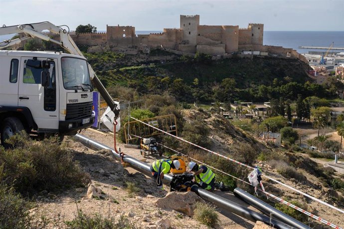 Archivo - Obras de emergencia para llevar agua apta para el consumo a 1.500 vecinos de Almería.