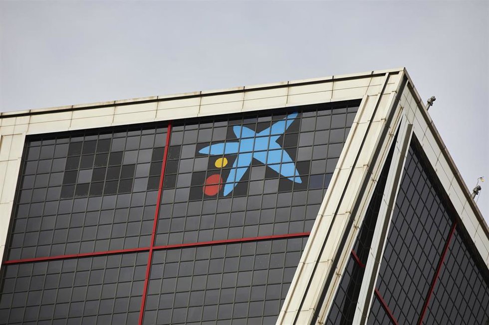 Archivo - El logo de Caixabank tras la sustitución por el de Bankia en las torres Kio, en Madrid (España), a 27 de marzo de 2021. 
