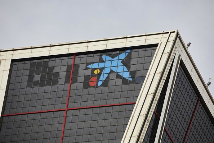 Archivo - El logo de Caixabank tras la sustitución por el de Bankia en las torres Kio, en Madrid (España), a 27 de marzo de 2021. 