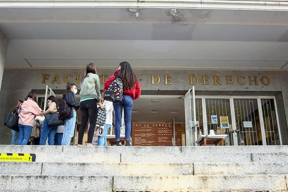 Archivo - Varios jóvenes charlan antes de entrar a clase 