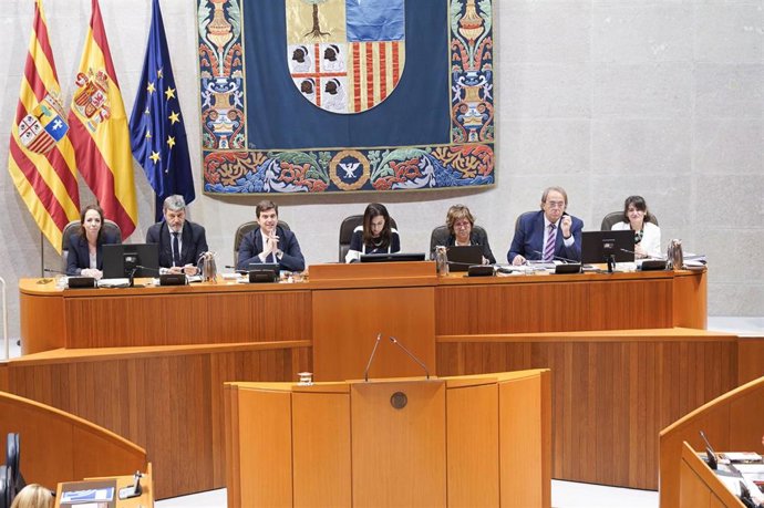 Mesa de las Cortes de Aragón durante la sesión plenaria.