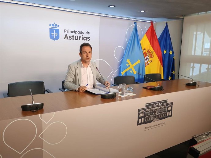 El consejero de Ordenación de Territorio, Urbanismo, Vivienda y Derechos Ciudadanos del Principado de Asturias, , Ovidio Zapico, durante la presentación de los acuerdos del Consejo de Gobierno.