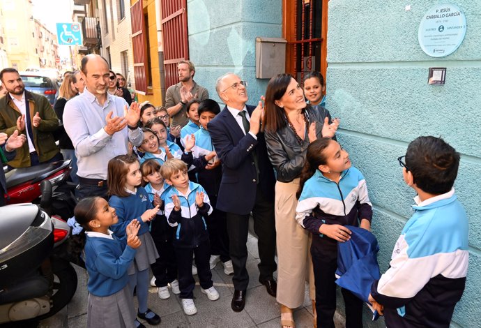 La alcaldesa de Santander, Gema Igual, junto a alumnos del colegio La Anunciación, descubre la placa al Padre Carballo