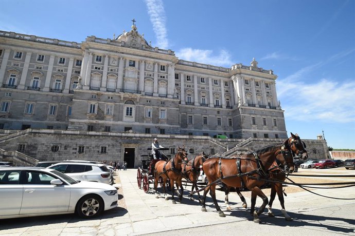 Caballos a las puertas del Palacio Real, a 31 de mayo de 2024, en Madrid (España). Con motivo del nuevo programa de televisión de Telemadrid, Reales Sitios, la cadena de televisión ha convocado a los medios de comunicación para que puedan visitar las 