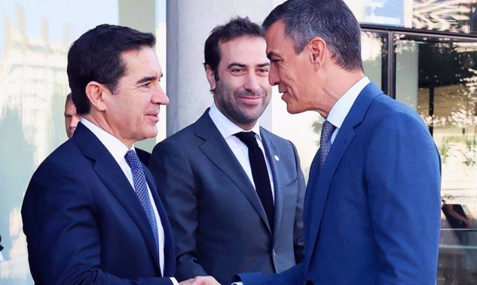 El presidente de BBVA, Carlos Torres, y el presidente del Gobierno, Pedro Sánchez, en La Vela, sede de BBVA en Madrid.