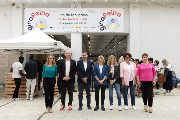 Representantes institucionales en GiraFeina en Granollers (Barcelona)