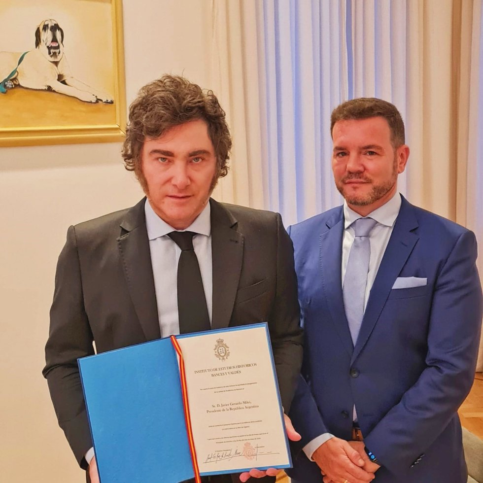 El Instituto  de Estudios Históricos de Bances y Valdés, con sede en el Principado de Asturias, nombra al presidente argentino, Javier Milei, Académico de Número por su "contribución significativa al campo de la economía" y su "dedicación a la nación".