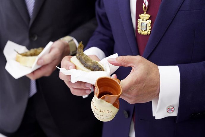 Tradicional pez y vino en Logroño durante una procesión en las Fiestas de San Bernabé 2024, a 11 de junio de 2024, en Logroño, La Rioja (España). 