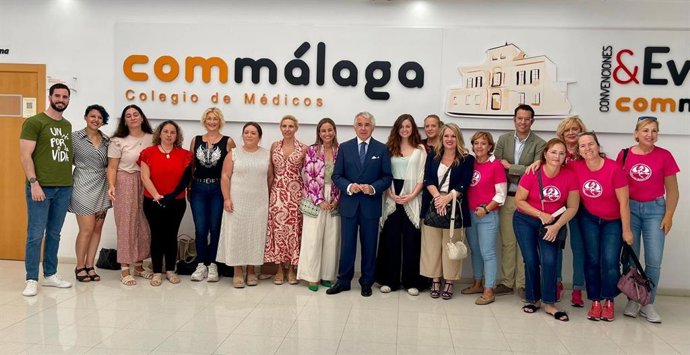 El Colegio de Médicos de Málaga (Commálaga) ha organizado 'Protégete del sol, protégete del cáncer', una sesión informativa dirigida a concienciar sobre el cáncer de piel a pacientes oncológicas, en su mayoría de cáncer de mama.