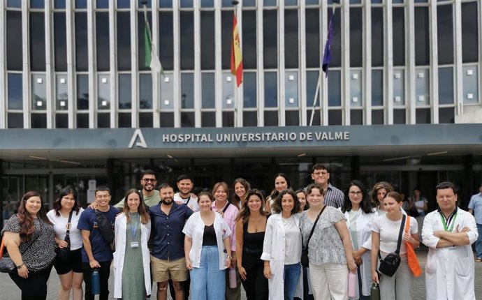 Estudiantes Y Tutores De La Facultad De Farmacia De La Universidad De Texas, Acompañados Del Coordinador De La Visita, El Farmacéutico Ramón Morillo, Y La Jefa Del Servicio E Integrantes De La Farmacia Del Hospital Sevillano.
