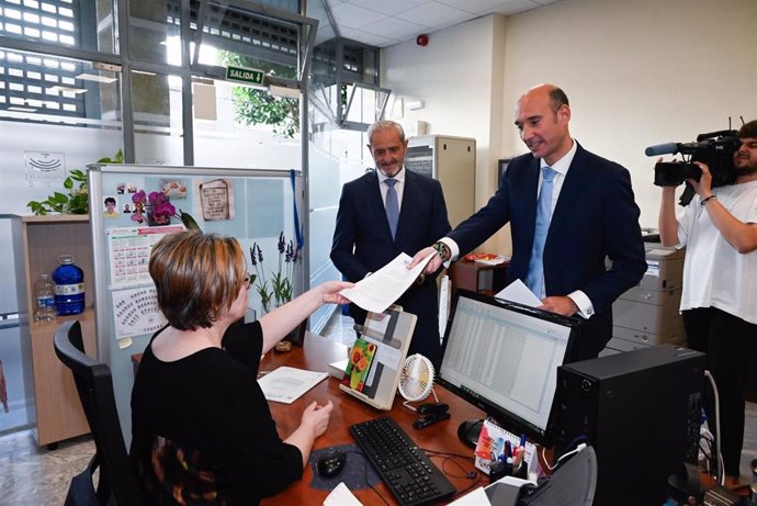 Los diputados del PP José Ángel Sánchez Juliá y Bibiano Serrano en el registro de la solicitud de su grupo para crear en la Asamblea una comisión de investigación sobre el proyecto de regadío de Tierra de Barros