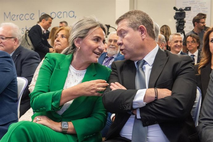 La delegada del Gobierno en Castilla-La Mancha, Milagros Tolón y el presidente de Castilla-La Mancha, Emiliano García-Page, durante el acto de conmemoración del 50 Aniversario del Parque Empresarial Campollano.