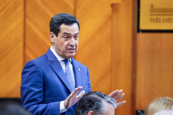 El presidente de la Junta de Andalucía, Juanma Moreno, este jueves en el Pleno del Parlamento. 