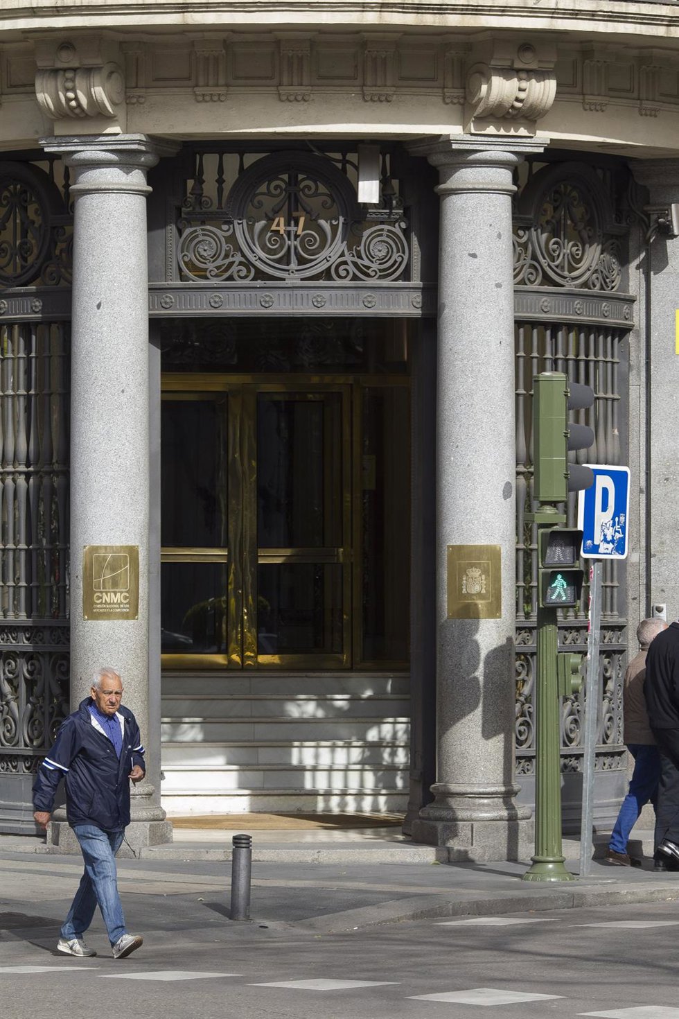 Archivo - CNMC, Comissió Nacional dels Mercats i la Competncia. Passejant, gent al carrer.