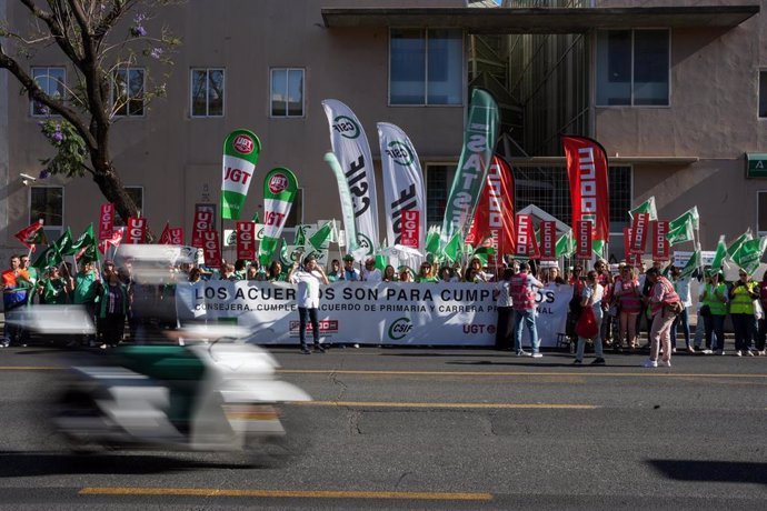 Concentración convocada por los sindicatos CCOO, SATSE, CSIF y UGT para exigir al SAS el cumplimiento del Pacto por la Atención Primaria y la carrera profesional, en una imagen de archivo.