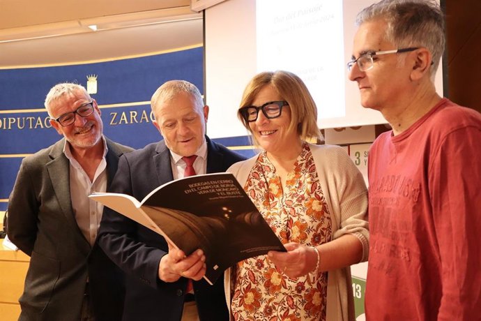 El diputado de la DPZ Eduardo Arilla; el presidente de la Ruta de la Garnacha, Pedro Morales; la presidenta de la comarca Campo de Borja, Maria Eugenia Coloma; y el historiador y etnógrafo Vicente Chueca.