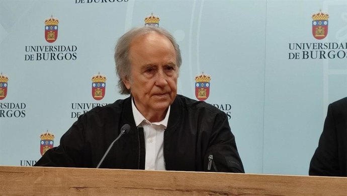 Joan Manuel Serrat durante la rueda de prensa antes de ser nombrado Doctor Honoris Causa por la UBU.