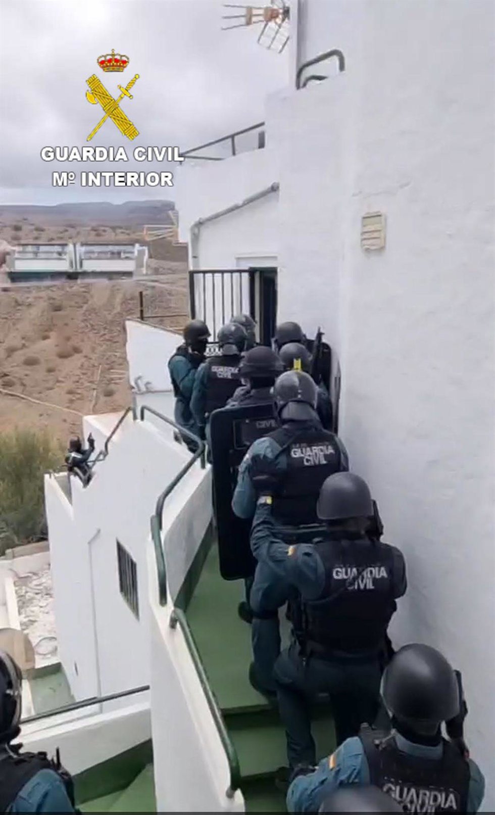 Agentes de la Guardia Civil entrando en una vivienda