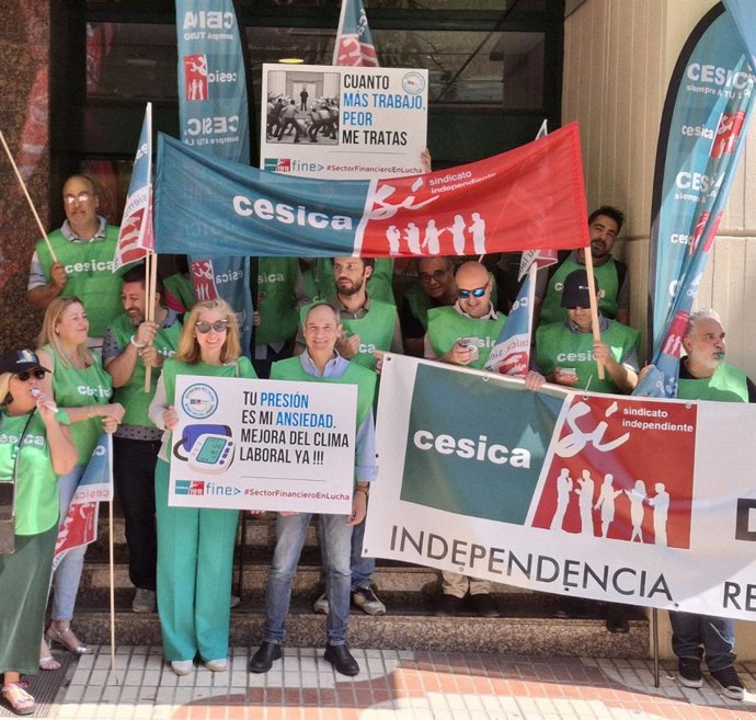 Concentración de delegados sindicales ante la sede de Unicaja en Málaga, a 13 de junio de 2024.