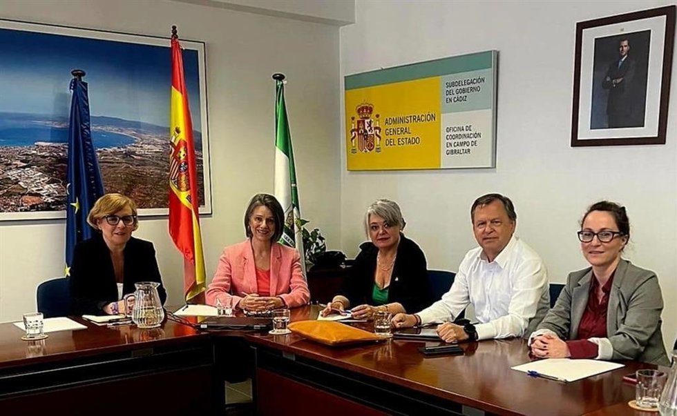 La subdelegada del Gobierno en Cádiz, Blanca Flores, con cargos de Cepsa.