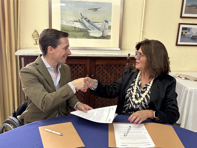 Firma del acuerdo entre Fundación Enaire y la Asociación Tablada Centenaria.