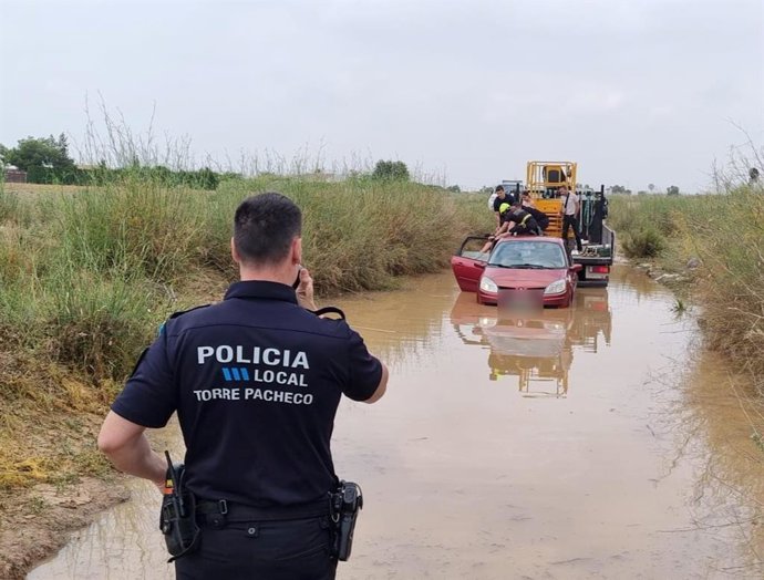 Rescatan a los 3 ocupantes de un vehículo atrapado en un camino inundado en Torre Pacheco (Murcia)