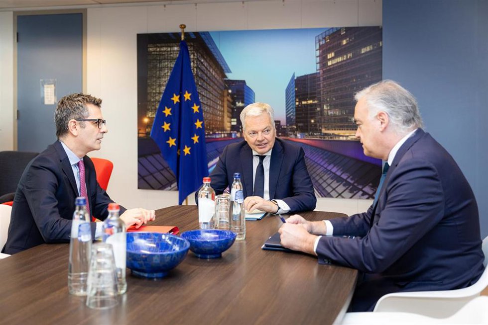 Archivo - (I-D) El ministro de Presidencia, Justicia y Relaciones con las Cortes, Félix Bolaños; el comisario de Justicia de la Unión Europea, Didier Reynders, y vicesecretario de Institucional del PP, Esteban González Pons, durante una reunión para des