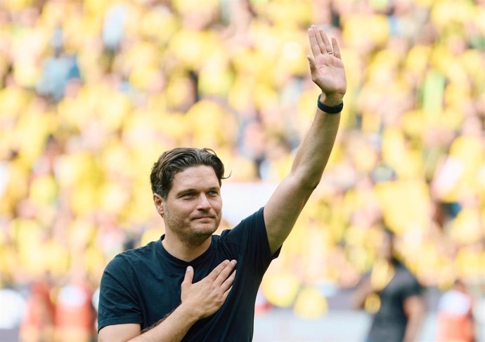 El técnico alemán Edin Terzic saluda a la afición del Borussia Dortmund.