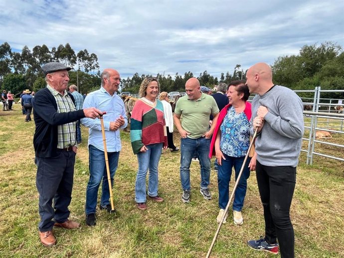 El diputado del PP Luis Venta durante una visita a la feria ganadera de San Antonio en Las Regueras junto a la secretaria general del PP de Asturias, Beatriz Llaneza.