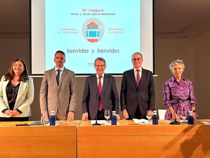 (i-d) La delegada de la Xunta, Ana Ortiz; el secretario de Estado de Justicia, Manuel Olmedo; el alcalde de Vigo, Abel Caballero; el presidente del TSXG, José María Gómez Díaz-Castroverde; y Begoña García (Juezas y Jueces para la Democracia).