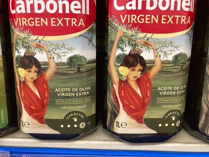 Carbonell añade un código QR en las botellas para certificar el origen del aceite