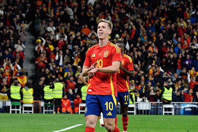 Archivo - Dani Olmo celebra su gol con la selección española en el amistoso ante Brasil