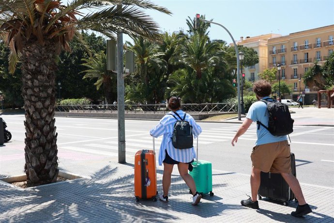 Archivo - Turistas con maletas por la ciudad de Cádiz.