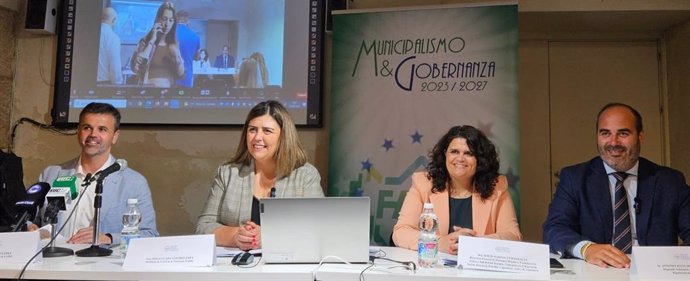 El coordinador general de la FAMP, Diego Jordano, junto a la alcaldesa de Conil, Inmaculada Sánchez, la directora general de Personas Mayores, Participación y Soledad no Deseada, Rocío Barragán, y el diputado provincial, Antonio Jesús Aragón.