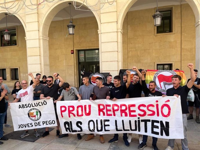 Jóvenes condenados de Pego y miembros del grupo de apoyo tras la salida del juicio, en el que han llegado a un acuerdo de conformidad.