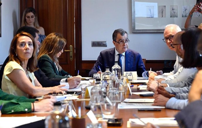 Reunión en el centro de control del edificio de Aguas de Murcia