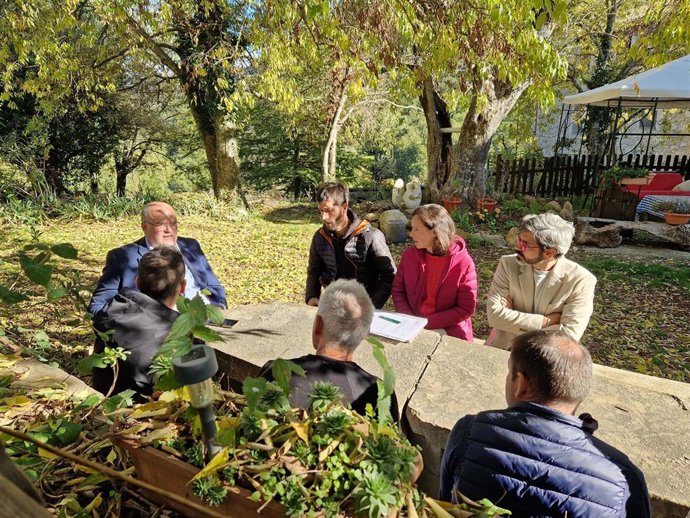 El director general se ha reunido con el alcalde y representantes de las familias en Caneto.