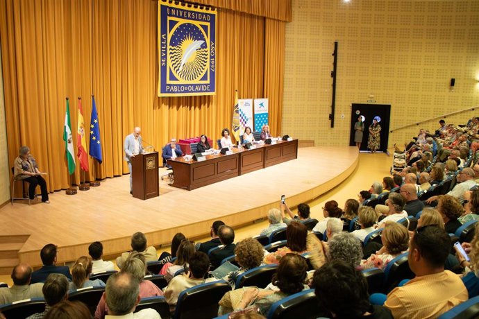El curso del Aula Abierta de Mayores de Alcalá (Sevilla) clausura en la sede de la Universidad Pablo de Olavide.