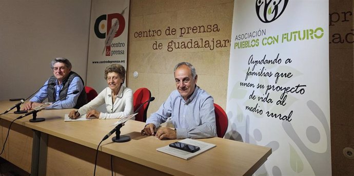 Archivo - María Angeles Merino Ramos, presidenta de la Asociación Pueblos con Futuro; Mario González Somoano, vicepresidente; y José Luis Gallo, tesorero.